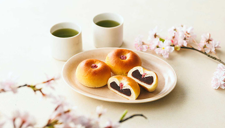 木村屋の看板商品、桜の塩漬けが香るあんぱん